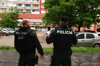 Polícia na mieste streľby na Holíčskej ulici v bratislavskej Petržalke