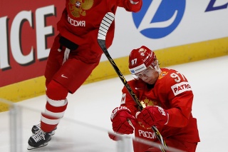 Nikita Gusev (vľavo) strieľa prvý gól Rusov.