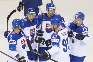 Na snímke slovenskí hokejisti zľava kapitán Andrej Sekera, Róbert Lantoši, strelec gólu Richard Pánik, Tomáš Tatar a Libor Hudáček sa tešia po strelení úvodného gólu.