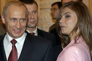 November 2004: Ruský prezident Vladimir Putin a gymnastka Alina Kabajevová na bankete v Moskve