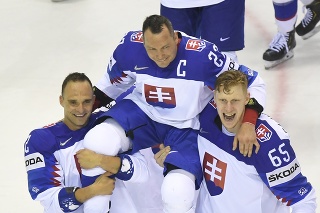 Andrej Sekera (vľavo) spolu s Michalom Čajkovským a Ladislavom Nagyom (v strede).