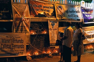 Rodina pred portrétmi ľudí, ktorí zahynuli pri útokoch v jednom zo srílanských kostolov.