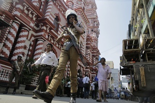 Srílanský policajt hliadkuje pri mešite v Kolombe.