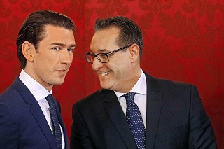 Premiér Kurz (vľavo) nechal pre Stracheho škandál padnúť vládu. 
