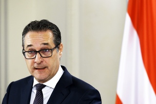 Vicekancelár Strache: Okamžite rezignoval po tom, čo rokoval o nezákonnej podpore Rusov. 
