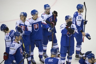 Smutní slovenskí hokejisti po prehre 2:3 s Nemeckom.