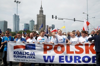 Vo Varšave sa konal pochod za zotrvanie v EÚ.