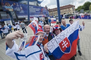 Slovenskí fanúšikovia pózujú pred zápasom základnej A-skupiny Francúzsko - Slovensko.