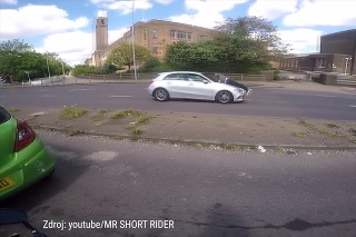Keď to motorkár uvidel, skoro z nej spadol: Šokujúci moment v západnom Londýne