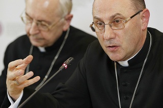 Poľský arcibiskup Wojciech Polak (vpravo).