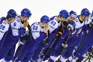Na snímke sklamaní slovenskí hokejisti po prehre 5:6.