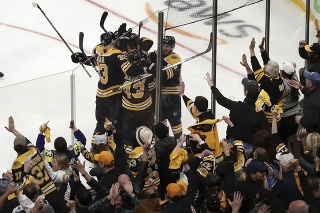 Hokejisti Bostonu sa tešia z postupu do finále Stanleyho pohára.