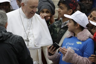 Pápež povozil deti na papamobile.