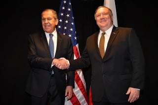 Šéf ruskej diplomacie Sergej Lavrov s americkým ministrom zahraničia Mikeom Pompeom