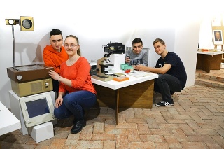 Zľava doprava premietačka Meotar, mikroskop a diaprojektor.