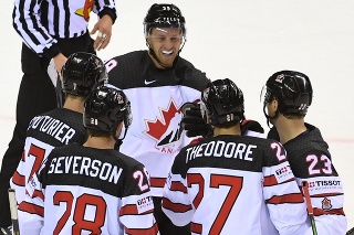 Na snímke kanadskí hokejisti sa tešia z gólu.