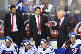 Slovenská striedačka hore sprava  tréner Craig Ramsey, jeho asistenti Andrej Podkonický a Michal Handzuš, dole sprava Tomáš Zigo, Róbert Lantoši, Michal Krištof a Richard Pánik.