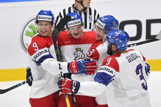 Českí hokejisti sa tešia z úvodného gólu proti výberu Švédska.