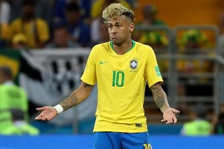 Neymar sa čudoval, že rozhodca faul nevidel.