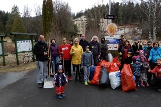 Časť dobrovoľných brigádnikov, ktorí upratovali park v popradskej mestskej časti Kvetnica.