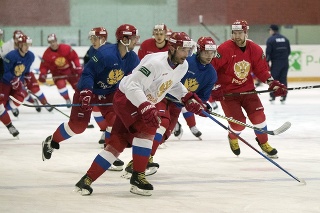 Na snímke v popredí ruský reprezentačný hokejový útočník Iľja Kovalčuk so spoluhráčmi.