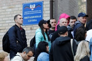 Zástup ľudí so žiadosťou o ruský pas.