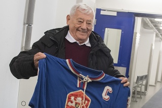 Na snímke vľavo bývalý hokejový reprezentant Československa Jozef Golonka ukazuje olympijský reprezentačný dres.
