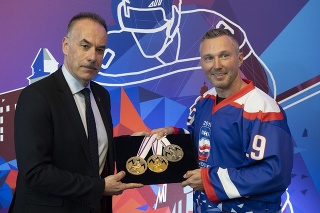 Na snímke sprava bývalý slovenský hokejový reprezentant Ľubomír Višňovský a riaditeľ organizačného výboru 2019 IIHF MS v ľadovom hokeji Igor Nemeček počas oficiálneho predstavenia kolekcie medailí pre hokejové MS 2019 na Slovensku.