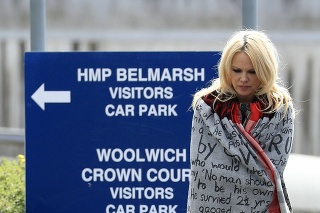 Pamela Anderson po návšteve zakladateľa organizácie WikiLeaks Juliana Assangea v londýnskom väzení.