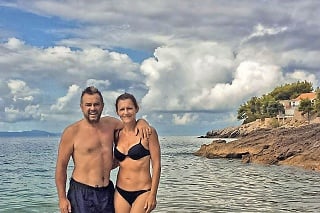 Na dovolenke: Pročkova manželka Adriana (47) je inštruktorkou jogy. Postavu má ako dvadsiatka.