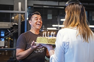 Oslávenec si zamaškrtil na narodeninovej torte.