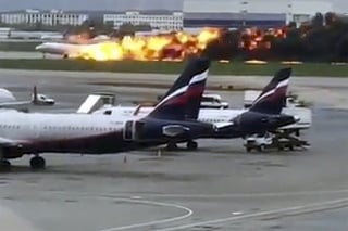 Pri núdzovom pristátí lietadla zahynulo niekoľko ľudí.