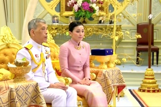 Thajský kráľ Mahá Vatčirálongkón počas svadobného obradu s družkou Sutchidou.