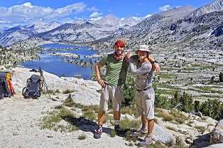 Horské sedlo Selden Pass: „Prekrásna Sierra Nevada, v nohách máme asi 3 700 km. Mňa trochu hnevala ľavá noha, Pavel je už v super forme, schudnutý asi o 12 kíl. Sme špinaví, prepotení, potrhaní, ale šťastní!“