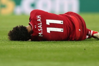 Mohameda Salah po strete s Martinom Dúbravkom zostal ležať na zemi.