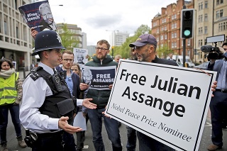 Motív: Zverejňovaním dokumentov sa WikiLeaks snaží o prepustenie svojho šéfa J. Assangea.