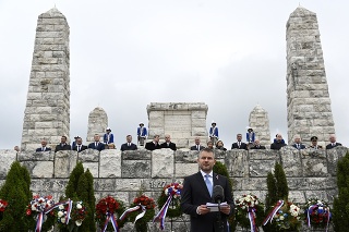 Spomienková slávnosť pri príležitosti 100. výročia Štefánikovej smrti. Na fotke reční premiér Pellegrini.
