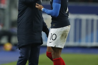 Tréner Francúzska Didier Deschamps a francúzsky futbalista Kylian Mbappe v prípravnom futbalovom zápase Francúzsko - Uruguaj.