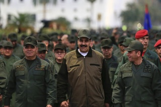 Venezuelský prezident Nicolás Maduro obklopený veliteľmi v uniformách 