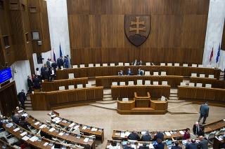 Poslanci NR SR počas hlasovania o kandidátoch na ústavných sudcov.