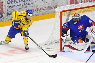 Ted Brithén zo Švédska (vľavo) a brankár Slovenska Július Hudáček v prípravnom medzištátnom zápase v hokeji mužov medzi Slovenskom a Švédskom 4. apríla 2019 v Topoľčanoch.