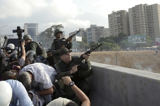 Povstalecké jednotky, ktoré bojujú proti vládnym vojakom lojálnymi Nicoláovi Madurovi, strieľajú z nadjazdu neďaleko vojenskej základne La Carlota v Caracase