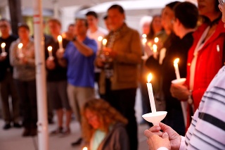 Smútiaci počas vigílie za obete sobotňajšej streľby v synagóge v americkom Poway