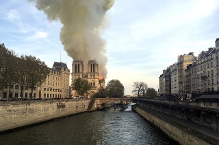 Slávnu katedrálu Notre Dame zachvátili plamene.