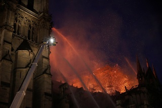 Hasenie požiaru katedrály Notre Dame.