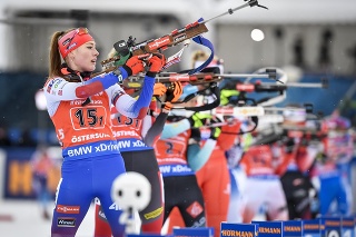 Na snímke slovenská reprezentantka Ivona Fialková počas streľby v súťazi štafiet žien na 4x6 km.