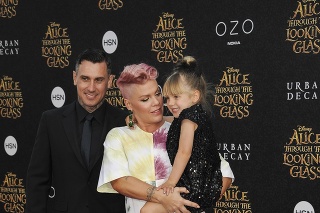 Pink s manželom a dcérkou.