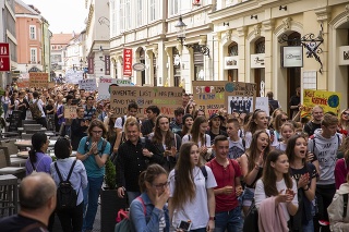Pochod protestujúcich mestom počas štrajku žiakov aj študentov za budúcnosť klímy.