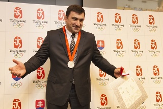  Na snímke bývalý slovenský reprezentant v zápasení David Musuľbes pózuje s dodatočne udelenou striebornou medailou z OH 2008 v Pekingu.