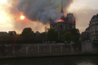 Požiar katedrály Notre-Dame je pod kontrolou, tvrdia hasiči.